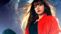 Lisa疑带Blue出席颁奖礼 姐姐还是大一些好的动态图