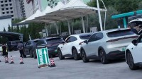 国庆高速新能源车充电现长队 车主吐槽：像排队打饭