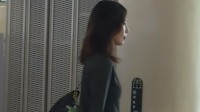港姐皇后蔡少芬携闺蜜逛街市 53岁身材苗条如少女